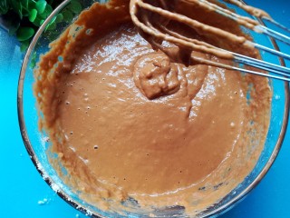 6、红糖发糕,搅拌至粘稠的状态，用打蛋器打Z字型会更加细腻