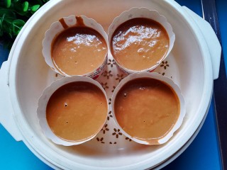 8、红糖发糕,放入蒸锅蒸15分钟，水开后转中火