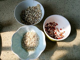 1、一品南瓜盅,将材料提前浸泡。高梁米，茨实，薏米适量