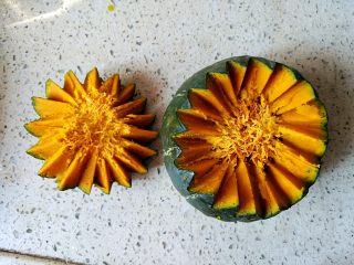 8、一品南瓜盅,靠近根部，将南瓜一分为二