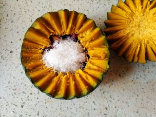 12、一品南瓜盅,加少量水和白糖，用勺子压紧，再放一点食材。