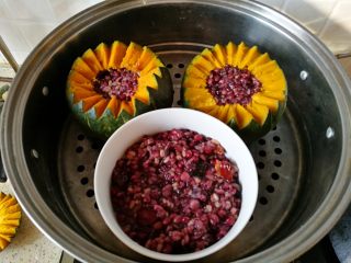 13、一品南瓜盅,全部弄好后，放入蒸锅，我蒸了约45分钟-1小时。