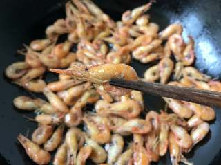 8、芦笋花炒小河虾,一直煎到河虾外皮酥脆