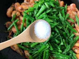 10、芦笋花炒小河虾,再调入一小勺盐翻炒片刻