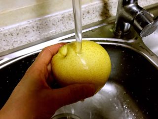 2、冰糖炖梨,梨冲洗洗净