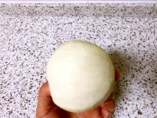 3、冰糖炖梨,削皮