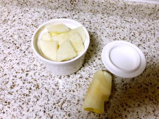 4、冰糖炖梨,去核，梨肉切小块放入炖盅中