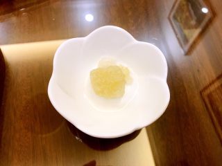 5、冰糖炖梨,黄冰糖10克称重