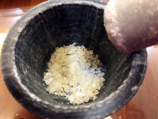 6、冰糖炖梨,捣碎