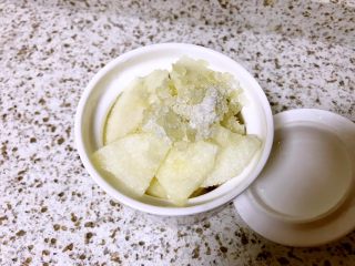 7、冰糖炖梨,捣碎的黄冰糖放在梨肉上面，盖上炖盅盖