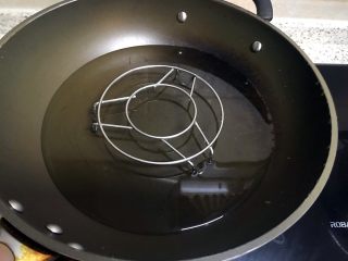 8、冰糖炖梨,锅里放入适量水，放入三脚架