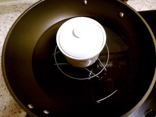 9、冰糖炖梨,放入炖盅