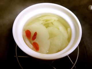 11、冰糖炖梨,最后放入枸杞子再炖两分钟，关火