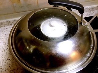 10、冰糖炖梨,盖上锅盖隔水炖20分钟