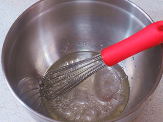 1、火爆ins的滴落蛋糕【奥利奥咸奶油蛋糕】,首先制做两个6寸戚风蛋糕。鸡蛋分离蛋白、蛋黄。将水和色拉油同时倒入盆中