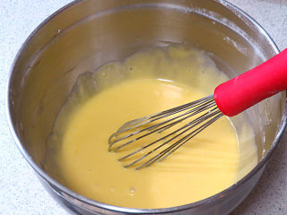 5、火爆ins的滴落蛋糕【奥利奥咸奶油蛋糕】,用橡皮刮刀从盆的底部边缘往中间搅拌均匀，不要总是朝一个方向划圈搅和，防止起筋