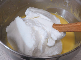 7、火爆ins的滴落蛋糕【奥利奥咸奶油蛋糕】,取1/3量的打发蛋白霜与蛋黄糊轻拌均匀