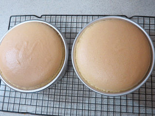 11、火爆ins的滴落蛋糕【奥利奥咸奶油蛋糕】,烤好的蛋糕要立即从烤箱取出，快速摔一下