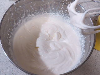 17、火爆ins的滴落蛋糕【奥利奥咸奶油蛋糕】,制做夹馅抹面奶油。淡奶油加糖加盐打至七分发，不用打太干，因为饼干会吸水