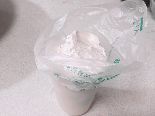 26、火爆ins的滴落蛋糕【奥利奥咸奶油蛋糕】,将剩下奶油霜全部放入裱花袋中