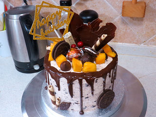 33、火爆ins的滴落蛋糕【奥利奥咸奶油蛋糕】,将巧克力配件插在蛋糕上，再把其他喜欢的装饰物摆上即可