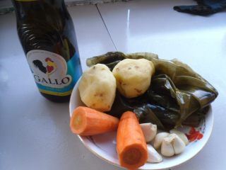 1、橄榄油小炒,主辅料： 橄榄油、土豆、胡萝卜、海带、蒜 切丝。