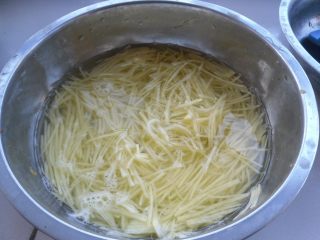 2、橄榄油小炒, 把土豆切丝，洗净淀粉，沥干水分备用 