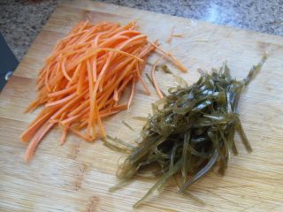 3、橄榄油小炒, 、把胡萝卜、海带切丝