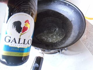 4、橄榄油小炒,热锅，倒入适量橄榄油 