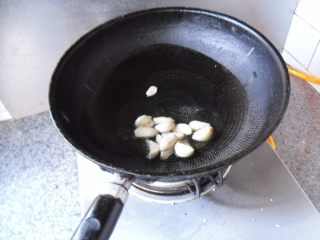 5、橄榄油小炒, 放入蒜瓣，小火煸香 