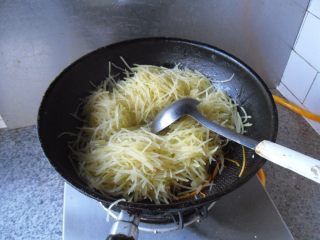 7、橄榄油小炒,放入备用的土豆丝 