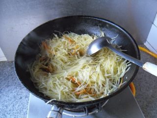 8、橄榄油小炒, 翻炒均匀，加盐调味 