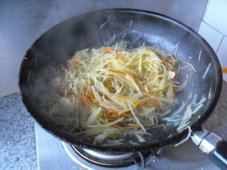 10、橄榄油小炒, 烹入少许香醋，炒匀即可关火 