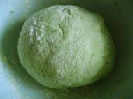 2、翠衣蒸包,打好的汁加面粉和成面团。