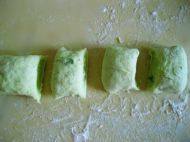 3、翠衣蒸包,和好面团搓成条切成剂子。