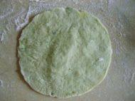 4、翠衣蒸包,把剂子擀成皮。