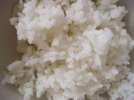 5、翠衣蒸包,糯米饭蒸熟。