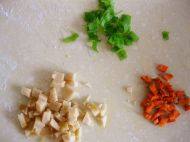 7、翠衣蒸包,糯米饭晾凉，加葱，胡萝卜，火腿肠。再放盐，鸡精，香油，拌成馅料备用。