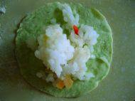 8、翠衣蒸包,拌好的糯米包入面皮。