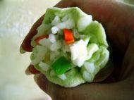 9、翠衣蒸包,收口，做成花瓶的形状。