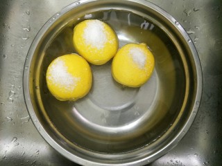 1、柠檬膏,柠檬先用温盐水浸泡10分钟，再撒盐搓洗干净外皮，冲洗干净后用厨房纸巾擦干