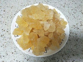 5、柠檬膏,把大块的老冰糖敲碎一点
