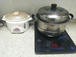 9、柠檬膏,一个放入隔水炖里面炖8个小时，一个放蒸锅大火烧开后，转中小火炖了6个小时