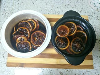 12、柠檬膏,炖好的样子，如果用隔水炖可以炖10-12个小时左右，因为太晚了我没有继续炖，如果觉得太稀，可以把锅移到灶上小火煮一会儿，会更浓稠一些，个人觉得是没必要了