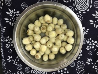 1、花胶莲子银耳糖水,莲子洗净提前半天泡