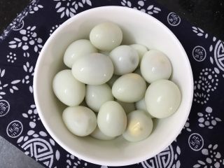 3、花胶莲子银耳糖水,鹌鹑蛋去壳备用