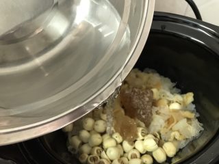 6、花胶莲子银耳糖水,加入清水