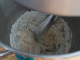 1、华夫饼(家庭版),除去蓝色碗里材料和一部分水,剩下的都放在搅拌缸里搅匀