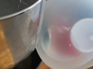 2、华夫饼(家庭版),等到颗粒没那么多,加入剩下的水