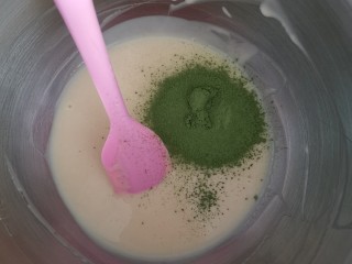 8、华夫饼(家庭版),其中一份加入抹茶粉,搅匀